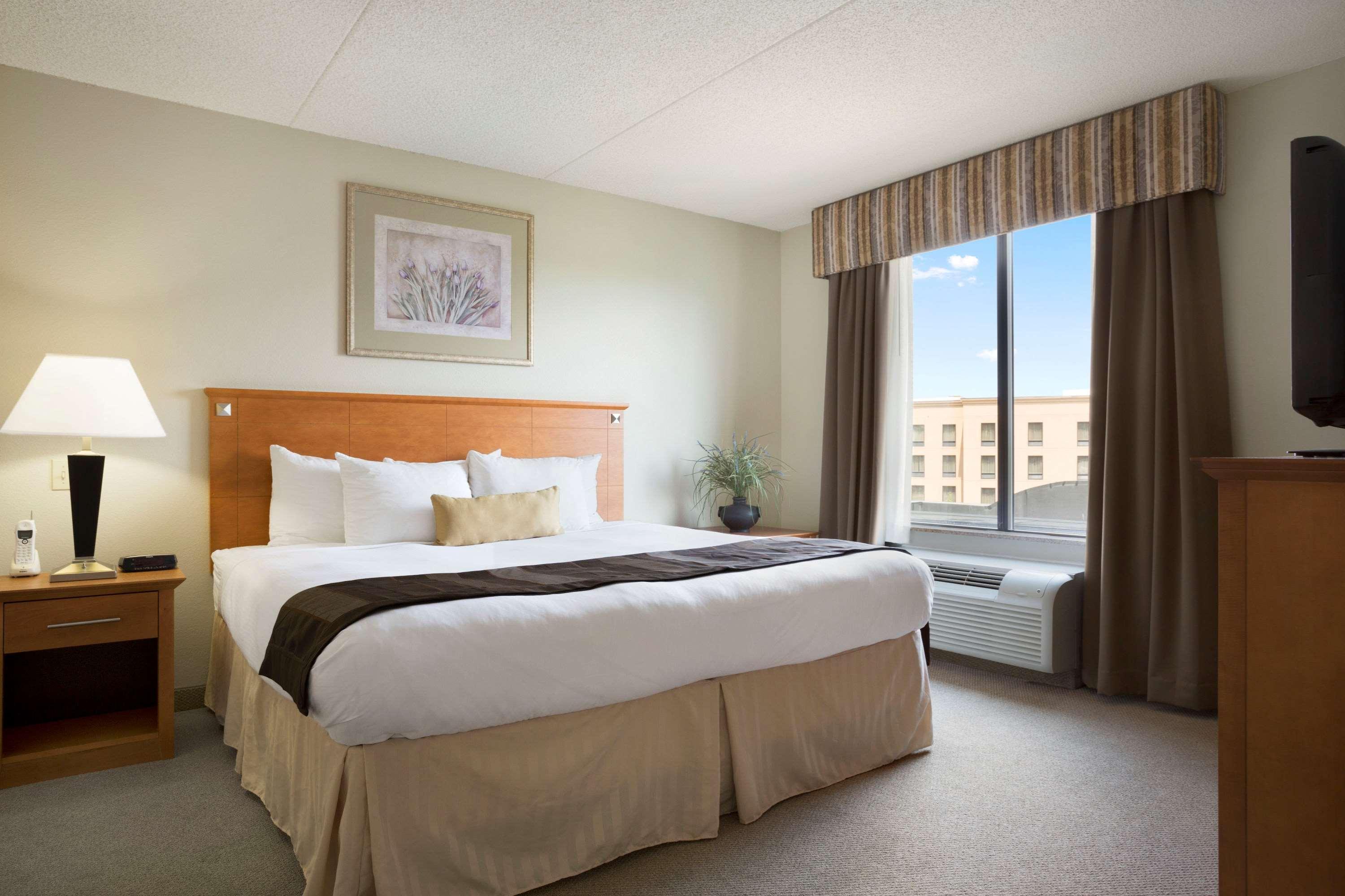 Wingate By Wyndham Louisville East Exterior photo